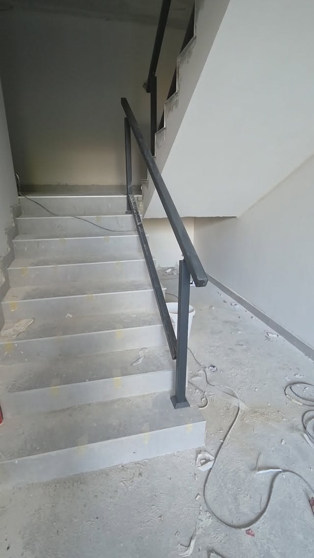 Metalni rukohvat duž stepeništa stambene zgrade